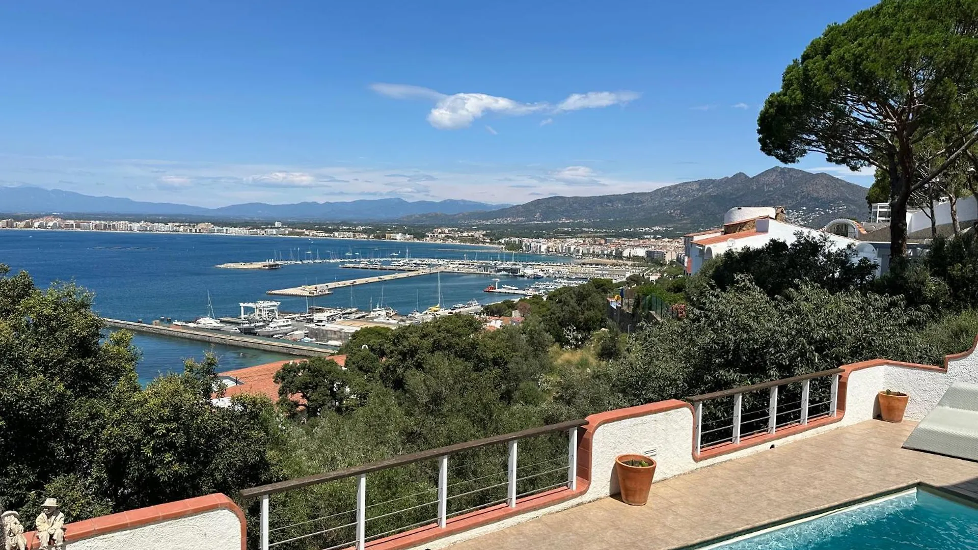 Agi Villa Poncella Roses Spain