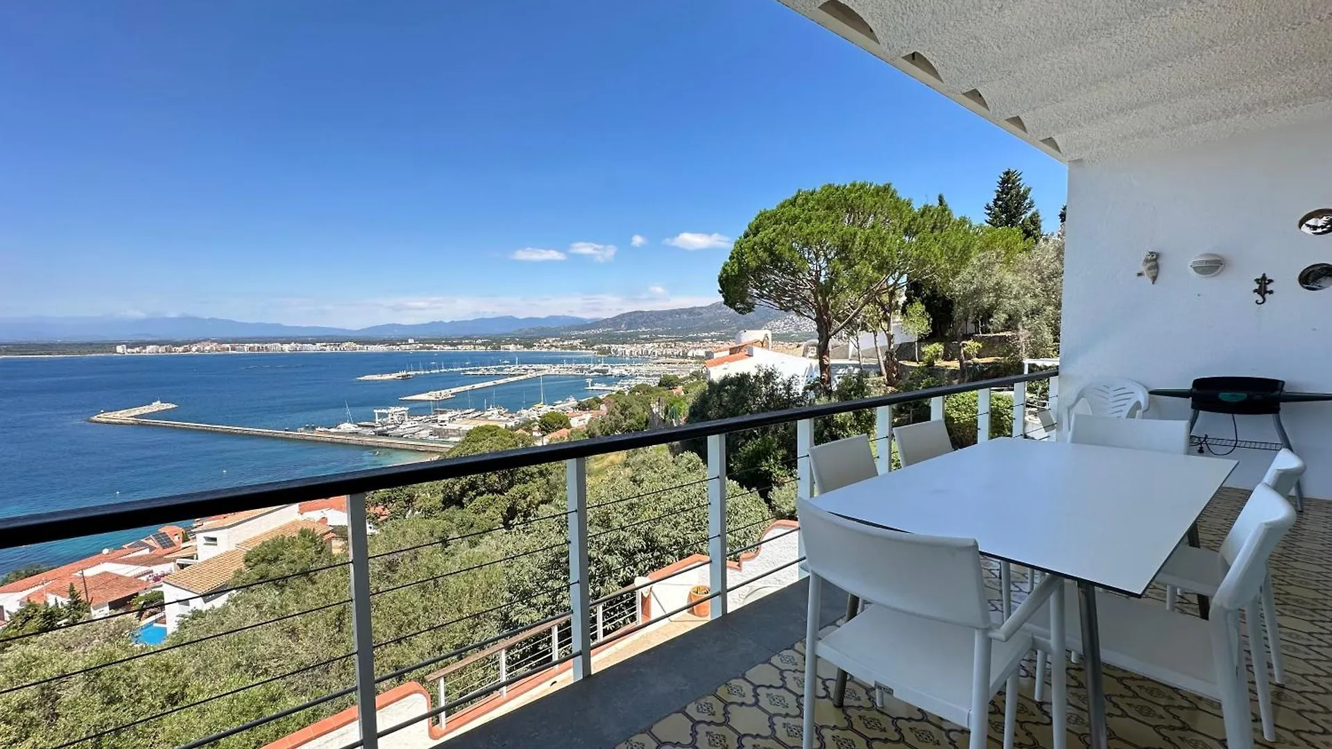 Agi Villa Poncella Roses Spain
