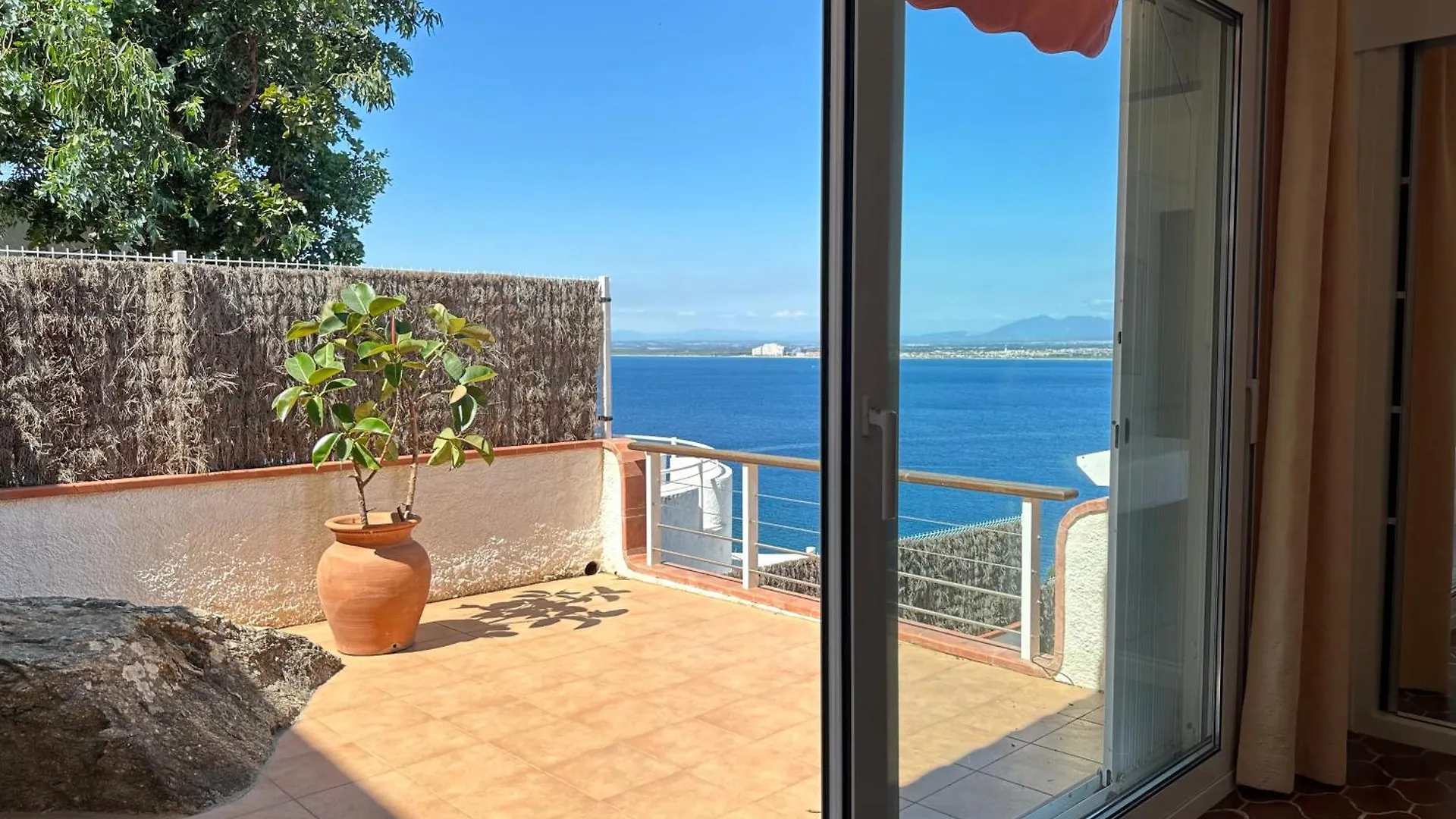 Agi Villa Poncella Roses 0*,  Spain